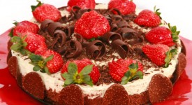 Torta cioccolato panna fragole