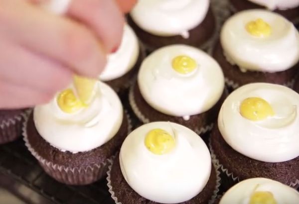 Cupcake di Pasqua con uovo (finto) con il video semplice