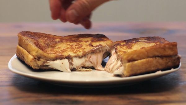 French toast alla nutella e marshmallow (VIDEO)