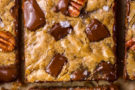 Blondies con noci pecan, bourbon e cioccolato