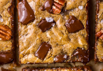 Blondies con noci pecan, bourbon e cioccolato