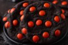 Cookies di Halloween con M&M’s arancioni